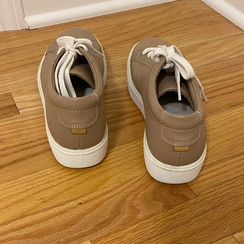 Woman’s Ecco Tan Leather Sneakers - Picture 4 of 5
